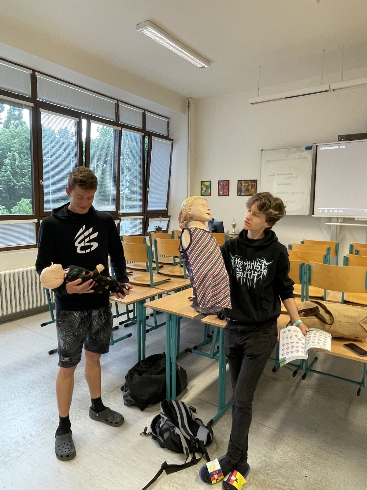 Projektový den — nácvik resuscitace na figurínách